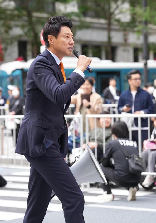 ミラノ・コルティナ冬季五輪パラリンピックのTEAM　JAPAN応援感謝パレードで詰め掛けたファンを盛り上げる松岡修造氏（撮影・小沢裕）