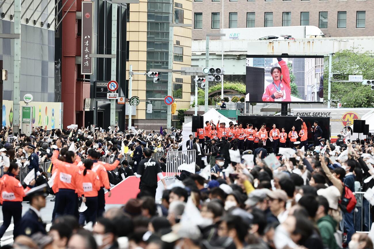 ミラノ・コルティナ2026冬季五輪・パラTEAM JAPAN応援感謝パレード　ミラノ・コルティナ2026冬季五輪・パラTEAM JAPAN応援感謝パレードで練り歩く選手たち