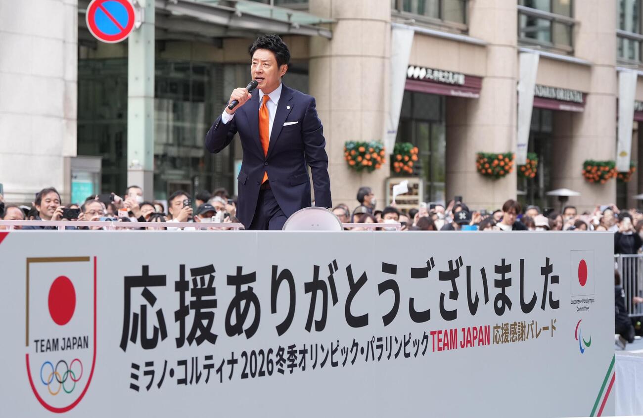 ミラノ・コルティナ冬季五輪パラリンピックのTEAM JAPAN応援感謝パレードで詰め掛けたファンを盛り上げる松岡修造氏（撮影・小沢裕）