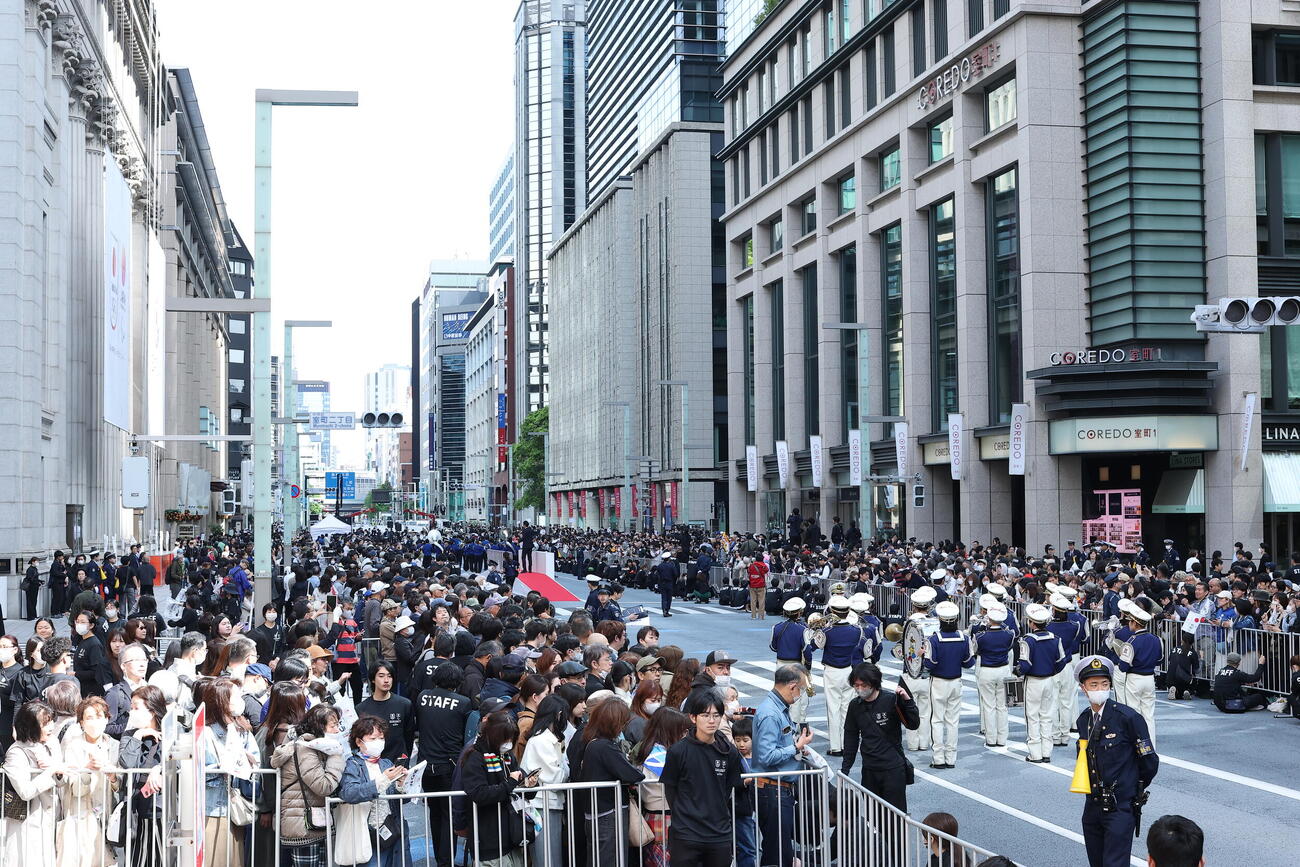 ミラノ・コルティナ2026冬季五輪・パラTEAM JAPAN応援感謝パレード　パレードに集まる大勢の人たち＝2026年4月25日　