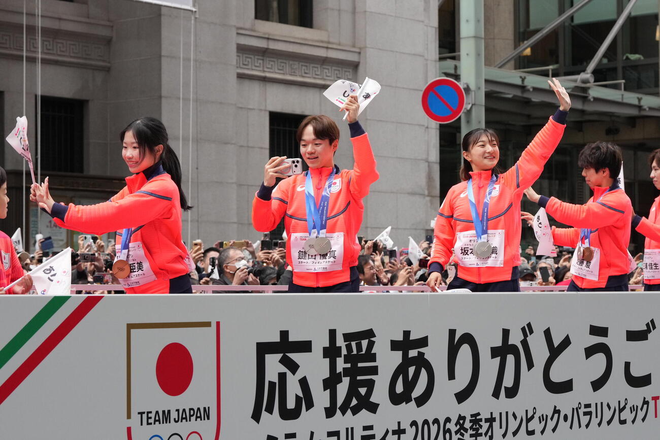 ミラノ・コルティナ冬季五輪パラリンピックのTEAM　JAPAN応援感謝パレードに臨む、左から中井亜美、鍵山優真、坂本花織（撮影・小沢裕）