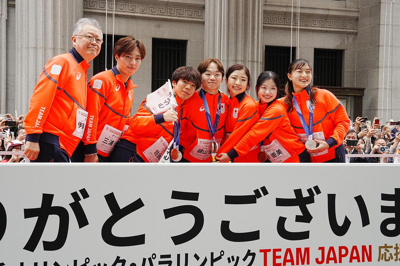 ミラノ・コルティナ冬季五輪パラリンピックのTEAM JAPAN応援感謝パレードに臨む、左から伊東秀仁団長、三浦佳生、佐藤駿、鍵山優真、千葉百音、中井亜美、坂本花織（撮影・小沢裕）