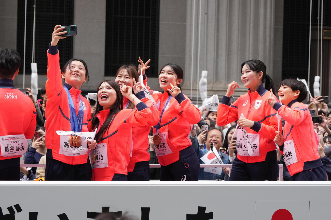 ミラノ・コルティナ冬季五輪パラリンピックのTEAM　JAPAN応援感謝パレードに臨む、左から高木美帆、佐藤綾乃、堀川桃香、野明花菜、稲川くるみ、山田梨央（撮影・小沢裕）