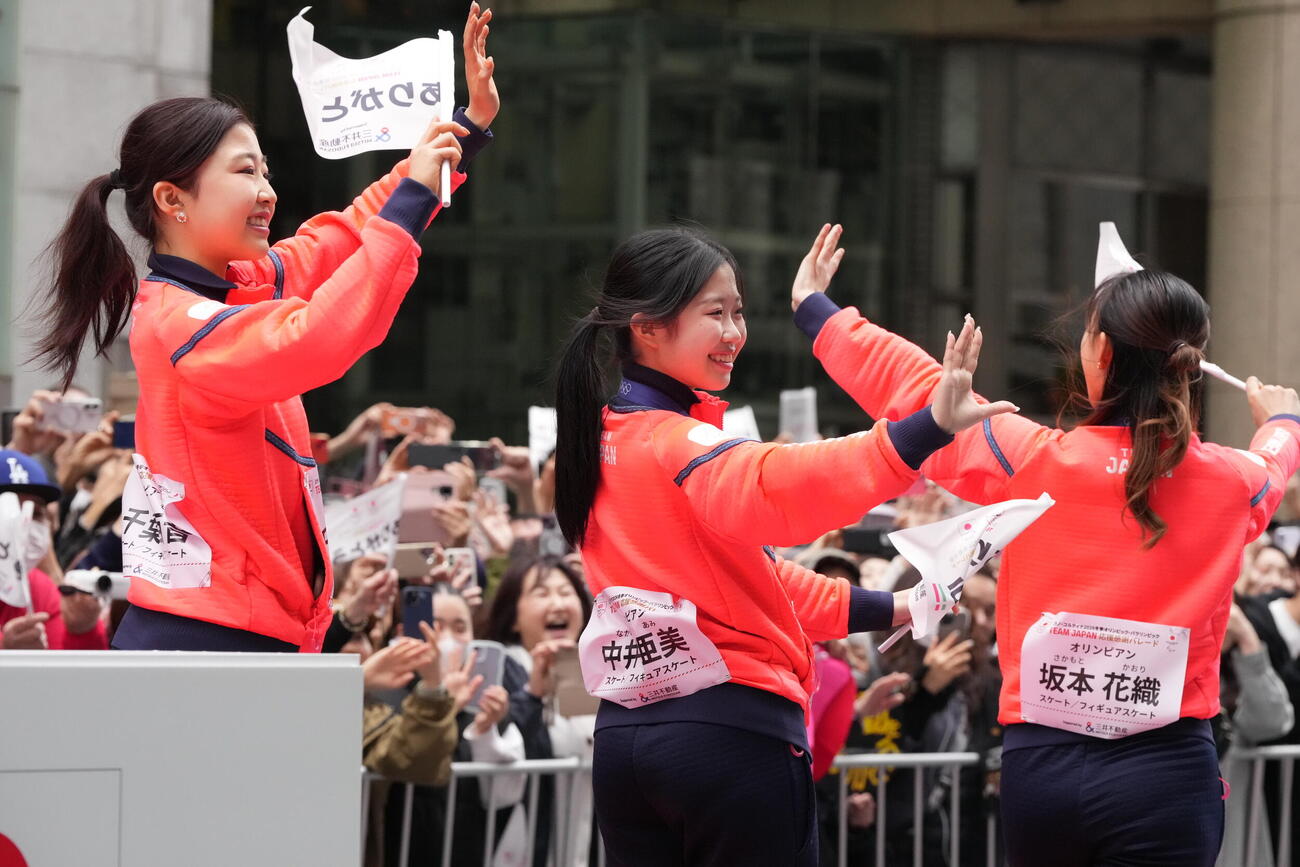 ミラノ・コルティナ冬季五輪パラリンピックのTEAM　JAPAN応援感謝パレードに臨む、左から千葉百音、中井亜美、坂本花織（撮影・小沢裕）