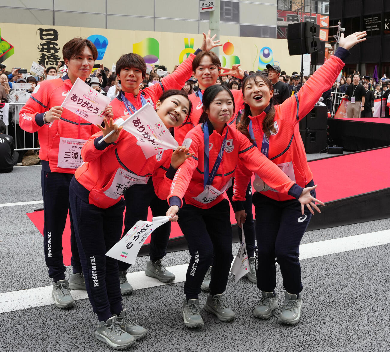 パレードでポーズする、左上から三浦佳生、佐藤駿、鍵山優真、左下から千葉百音、中井亜美、坂本花織（撮影・小島史椰）
