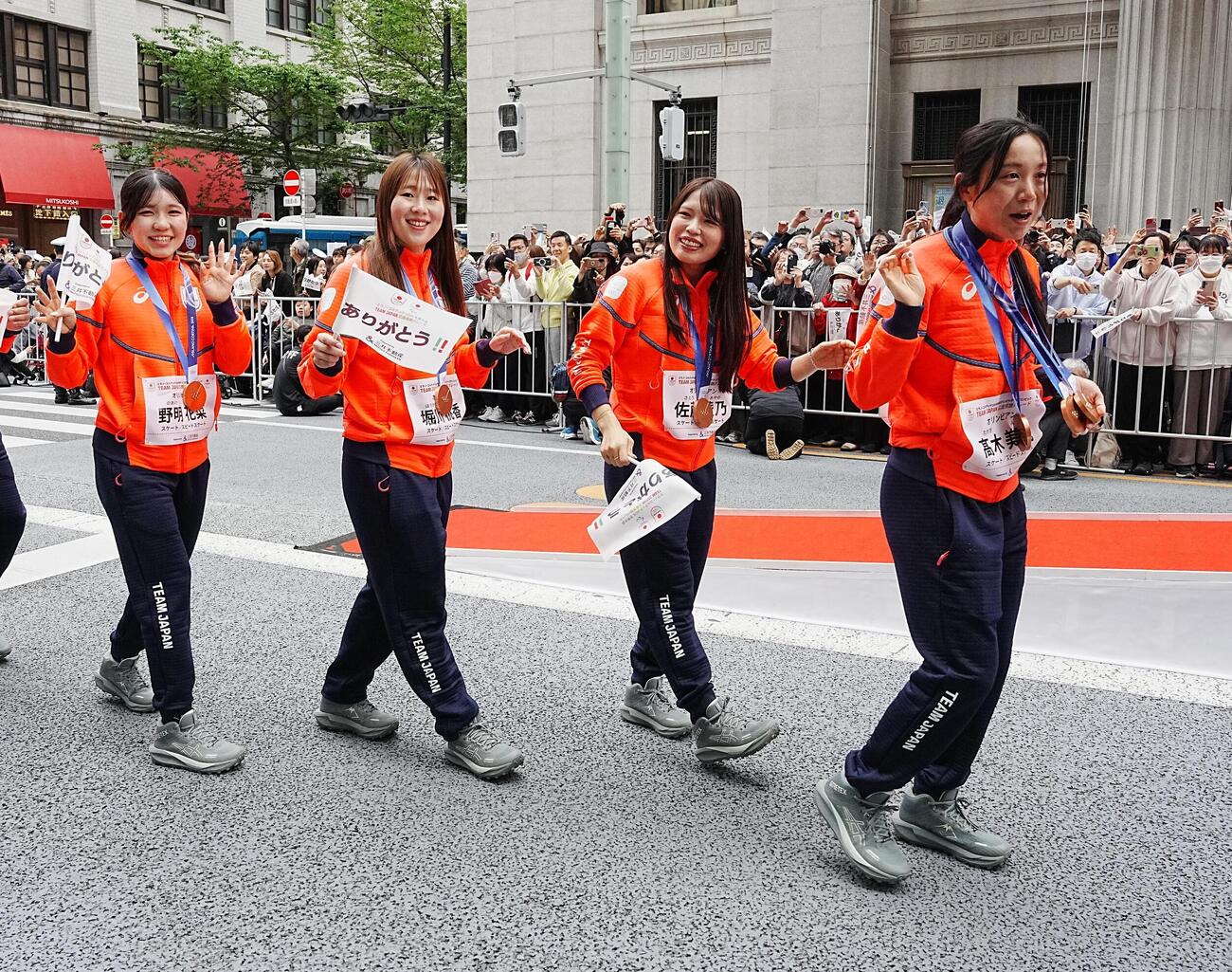 ミラノ・コルティナ冬季五輪パラリンピックのTEAM JAPAN応援感謝パレードに臨む、左から野明花菜、堀川桃香、佐藤綾乃、高木美帆（撮影・小沢裕）