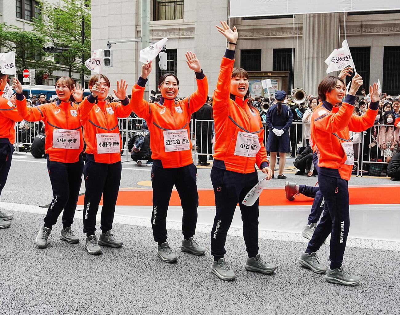 TEAM　JAPAN応援感謝パレードに臨む、左から小林未奈、小野寺佳歩、近江谷杏菜、小谷優奈、吉村紗也香（撮影・小沢裕）