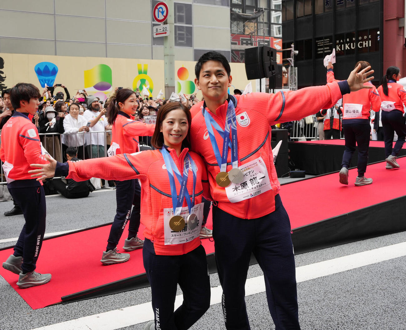TEAM　JAPAN応援感謝パレードでポーズをする三浦璃来（左）と木原龍一（撮影・小島史椰）