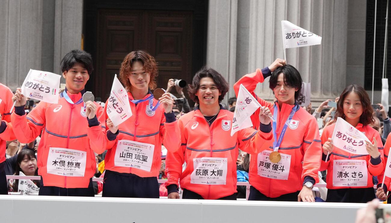 ミラノ・コルティナ冬季五輪パラリンピックのTEAM JAPAN応援感謝パレードに臨む、左から木俣椋真、山田琉聖、萩原大翔、戸塚優斗、清水さら（撮影・小沢裕）