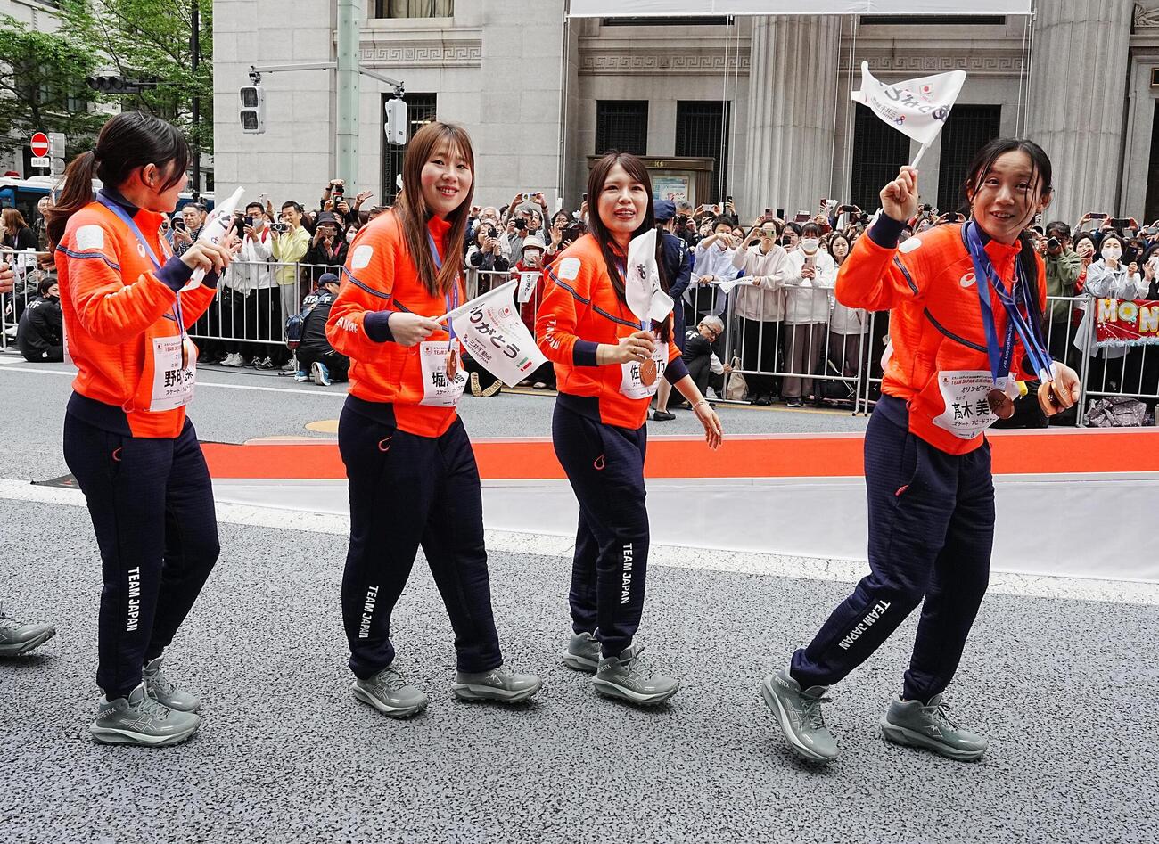 ミラノ・コルティナ冬季五輪パラリンピックのTEAM JAPAN応援感謝パレードに臨む、左から野明花菜、堀川桃香、佐藤綾乃、高木美帆（撮影・小沢裕）