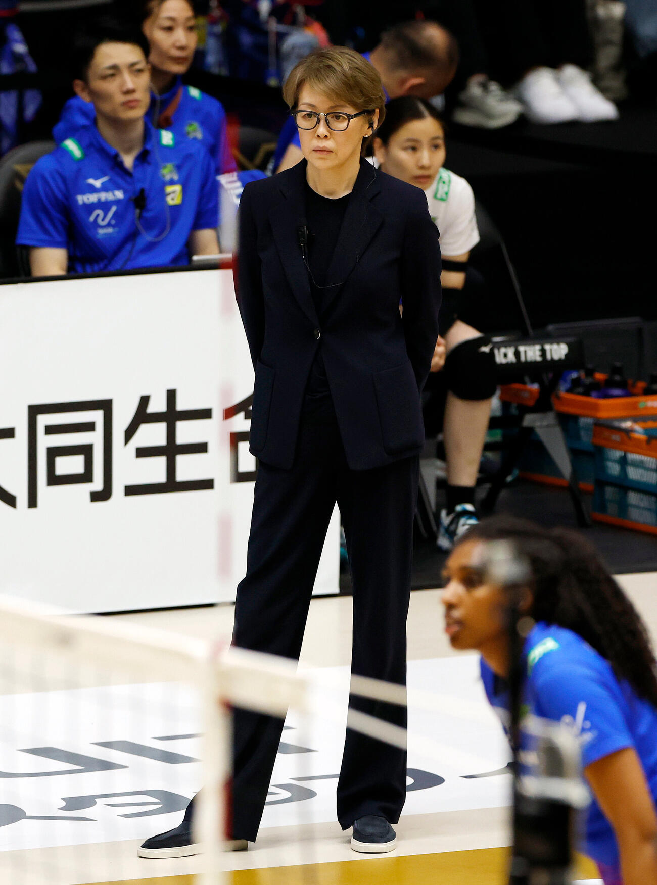 SAGA久光対大阪M　第1セット、戦況を見守るSAGA久光中田久美ヘッドコーチ（撮影・山本朝陽）