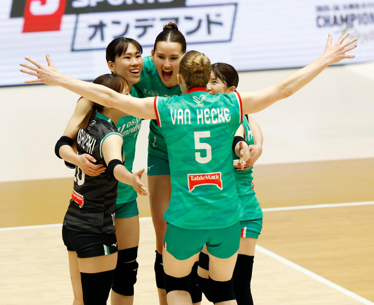 SAGA久光対大阪M　第1セット、得点を喜ぶ大阪Mの選手たち（撮影・山本朝陽）