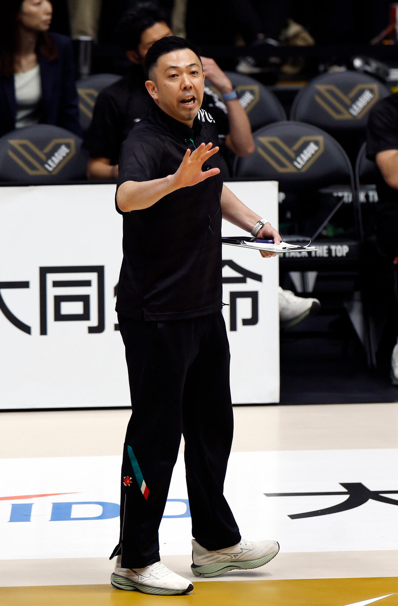 SAGA久光対大阪M　第1セット、指示を出す大阪M酒井大祐ヘッドコーチ（撮影・山本朝陽）