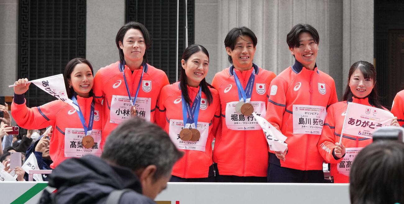 ミラノ・コルティナ冬季五輪パラリンピックのTEAM JAPAN応援感謝パレードに臨む、左から高梨沙羅、小林陵侑、丸山希、堀島行真、島川拓也、冨高日向子（撮影・小沢裕）