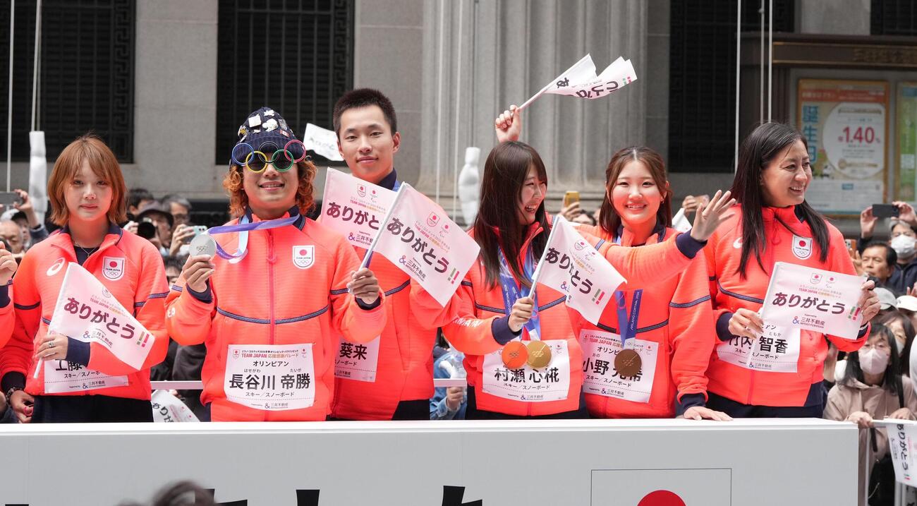 ミラノ・コルティナ冬季五輪パラリンピックのTEAM JAPAN応援感謝パレードに臨む、左から工藤璃星、長谷川帝勝、小林葵来、村瀬心椛、小野光希、竹内智香さん（撮影・小沢裕）