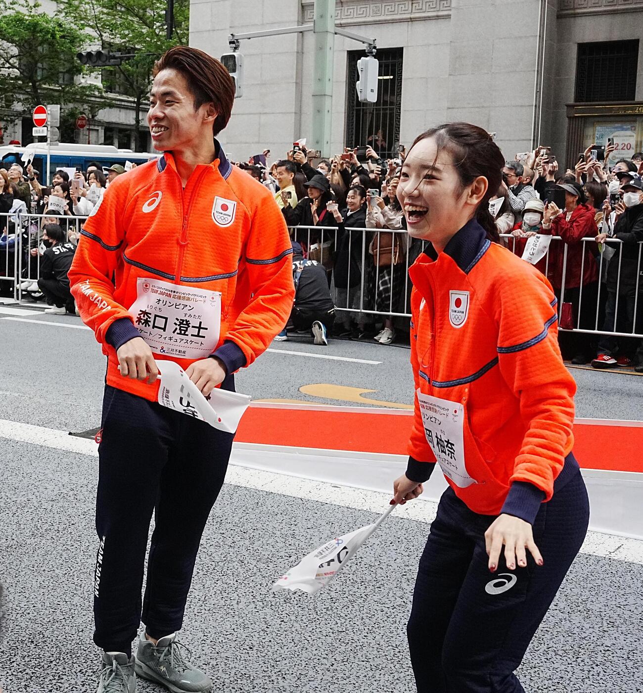 ミラノ・コルティナ冬季五輪パラリンピックのTEAM JAPAN応援感謝パレードに臨む森口澄士（左）と長岡柚奈（撮影・小沢裕）