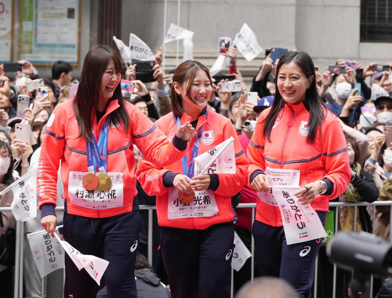 ミラノ・コルティナ冬季五輪パラリンピックのTEAM JAPAN応援感謝パレードに臨む、左から村瀬心椛、小野光希、竹内智香さん（撮影・小沢裕）