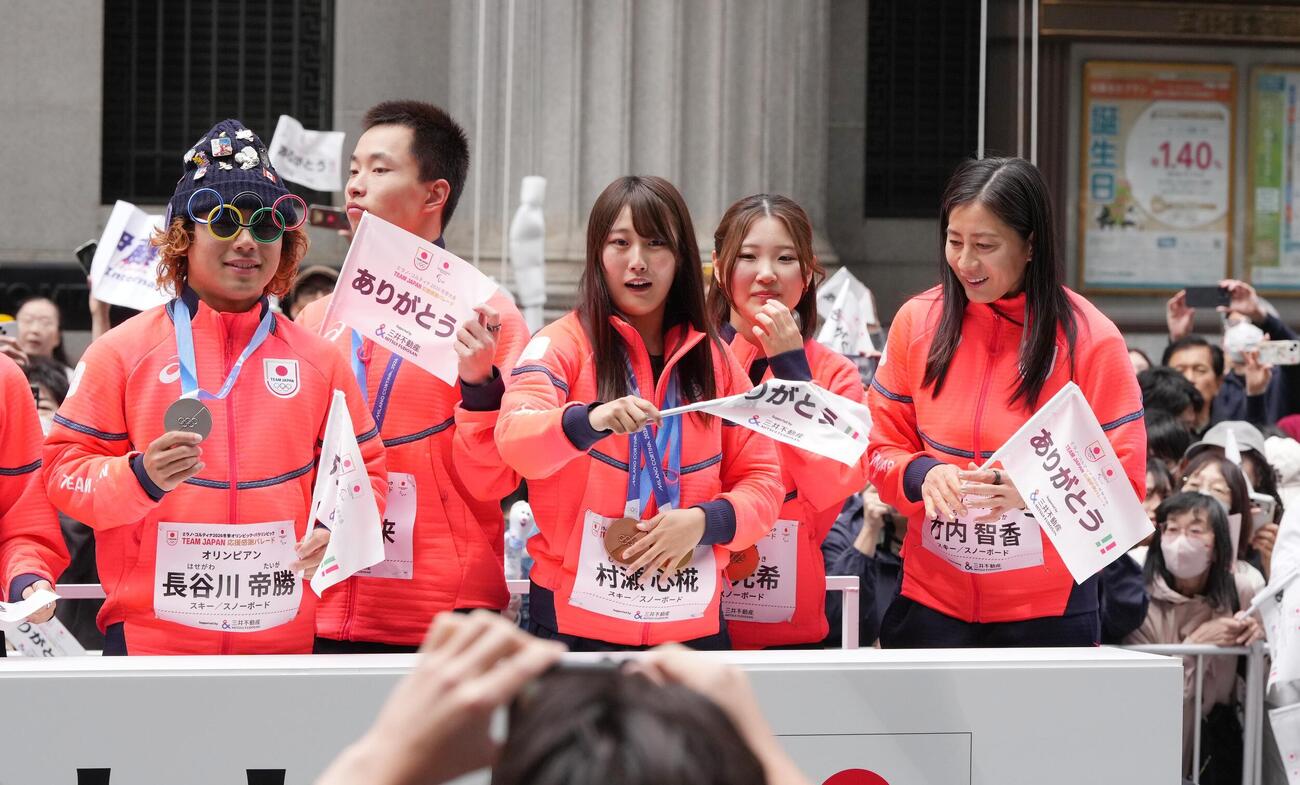 ミラノ・コルティナ冬季五輪パラリンピックのTEAM JAPAN応援感謝パレードに臨む、左から長谷川帝勝、木村葵来、村瀬心椛、小野光希、竹内智香さん（撮影・小沢裕）