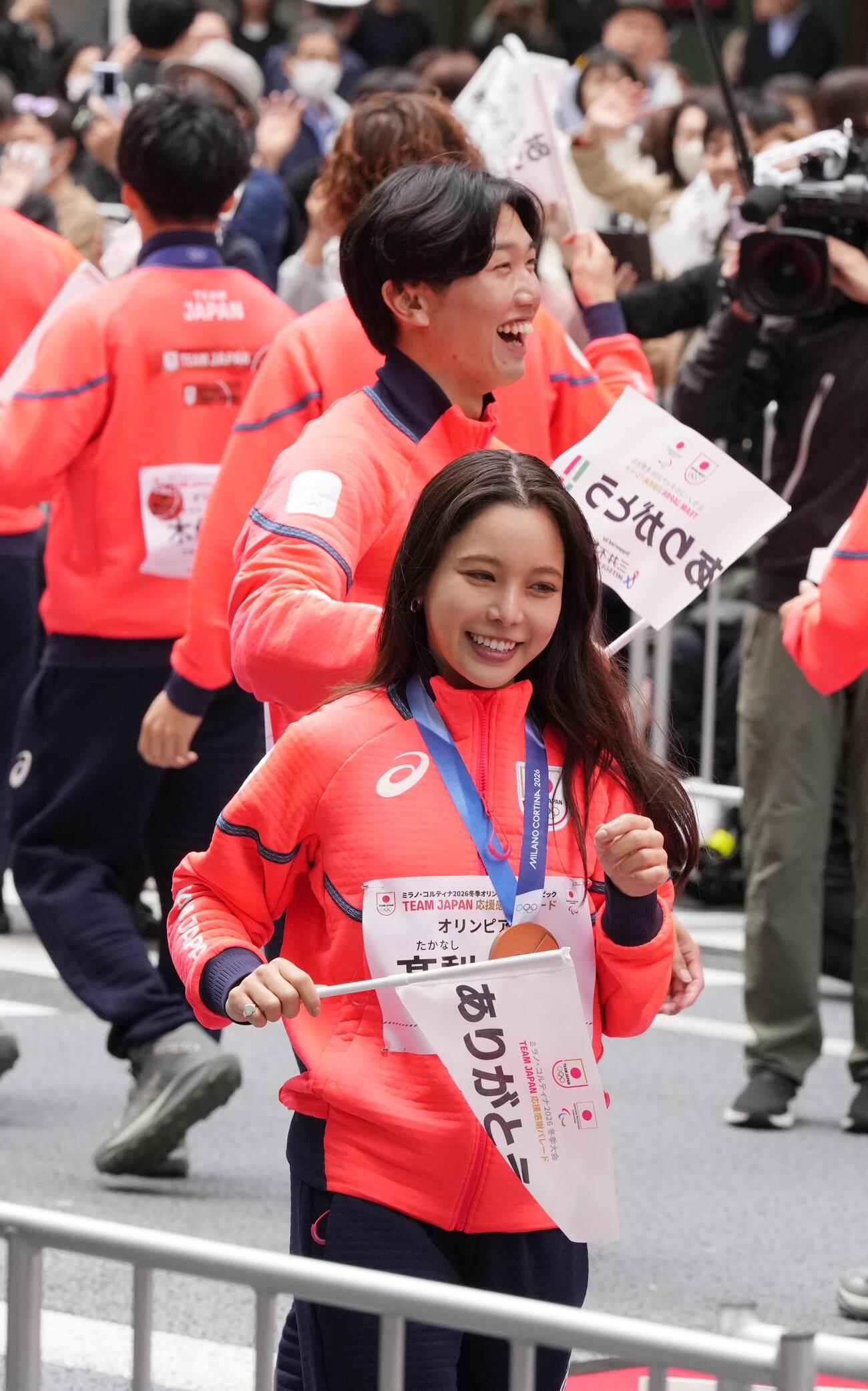 ミラノ・コルティナ冬季五輪パラリンピックのTEAM JAPAN応援感謝パレードに臨む高梨沙羅（撮影・小沢裕）