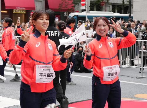 ミラノ・コルティナ冬季五輪パラリンピックのTEAM JAPAN応援感謝パレードに臨む平井亜実（左）と渡辺碧（撮影・小沢裕）