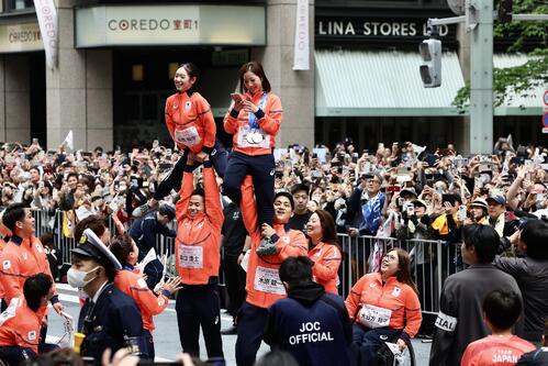 ミラノ・コルティナ2026冬季五輪・パラTEAM JAPAN応援感謝パレード　ミラノ・コルティナ2026冬季五輪・パラTEAM JAPAN応援感謝パレードで練り歩く選手たち＝2026年4月25日　
