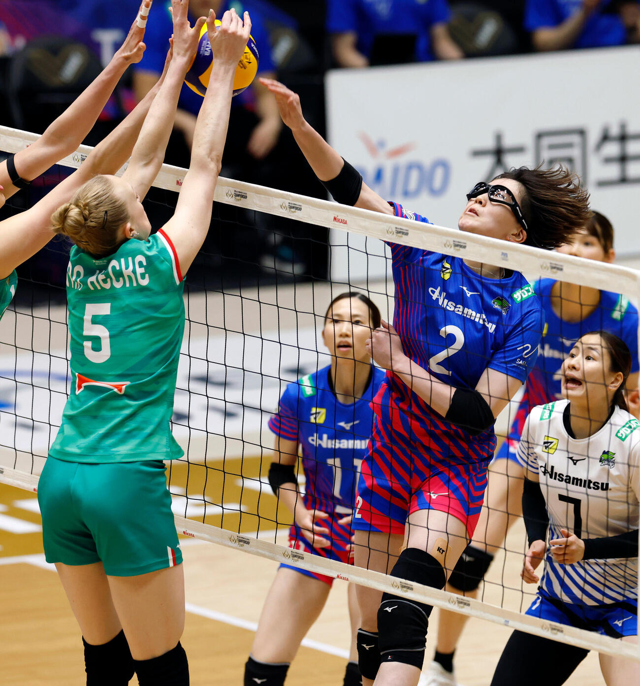 SAGA久光対大阪M　第1セット、スパイクを放つSAGA久光荒木彩花（右）（撮影・山本朝陽）