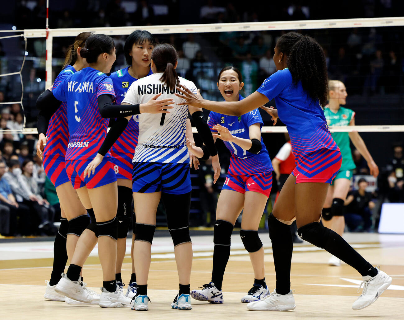 SAGA久光対大阪M　第3セット、得点を喜ぶSAGA久光の選手たち（撮影・山本朝陽）
