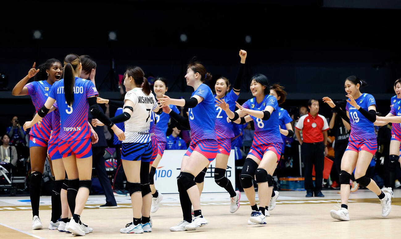 SAGA久光対大阪M　大阪Mを下し、笑顔で喜ぶSAGA久光の選手たち（撮影・山本朝陽）