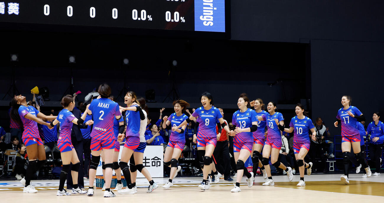 SAGA久光対大阪M　大阪Mを下し、笑顔で駆け出すSAGA久光の選手たち（撮影・山本朝陽）