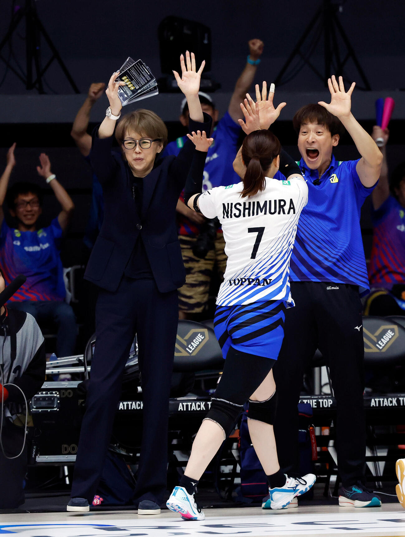 SAGA久光対大阪M　第1戦に勝利し、選手と笑顔でハイタッチをするSAGA久光中田久美ヘッドコーチ（左）（撮影・山本朝陽）