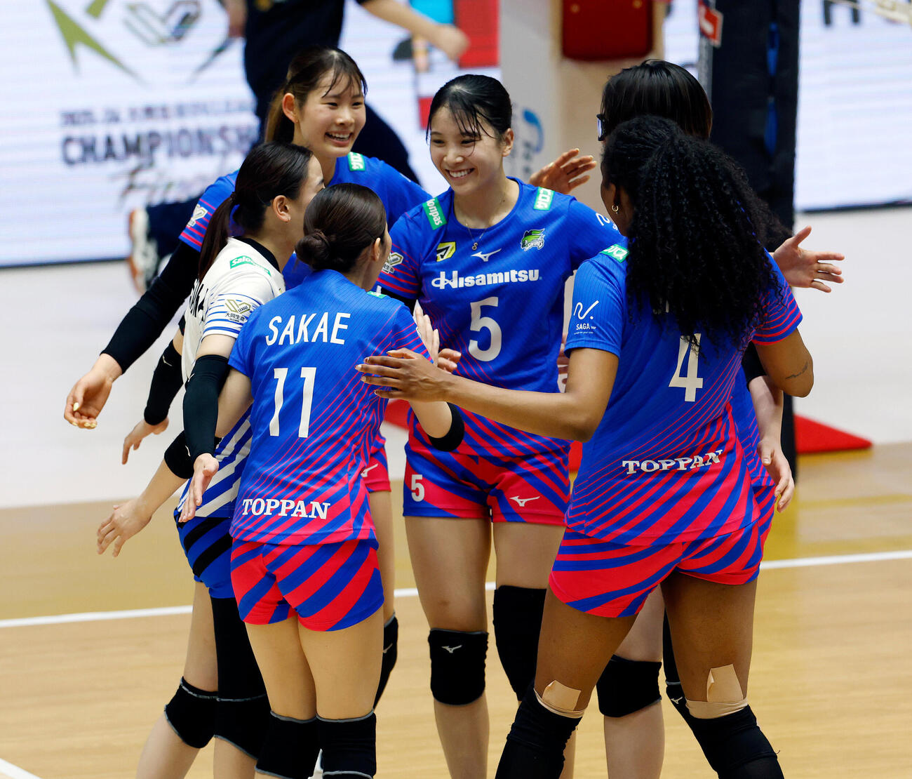 SAGA久光対大阪M　第2セット、得点を喜ぶSAGA久光の選手たち（撮影・山本朝陽）