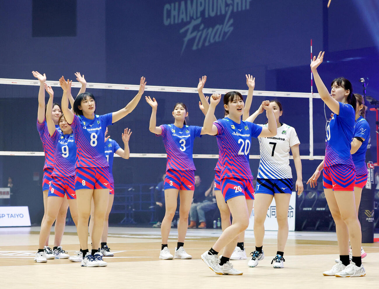 SAGA久光対大阪M　第1戦に勝利し、観客の声援に手を振って応えるSAGA久光の選手たち（撮影・山本朝陽）