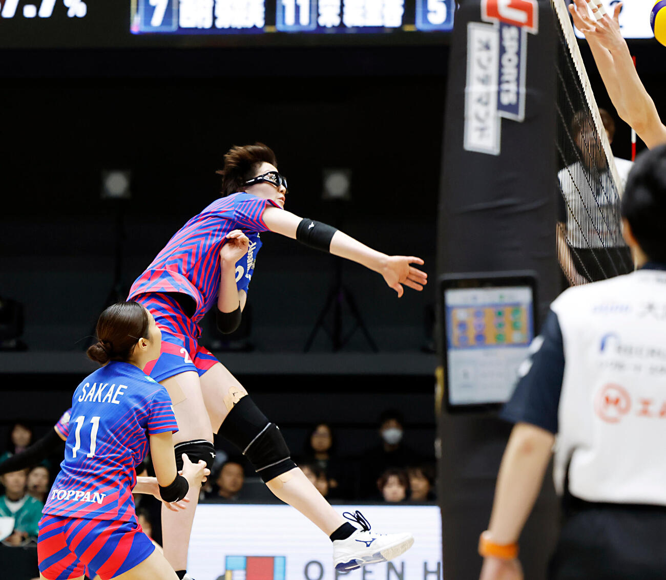 SAGA久光対大阪M　第5セット、スパイクを放つSAGA久光荒木彩花（撮影・山本朝陽）
