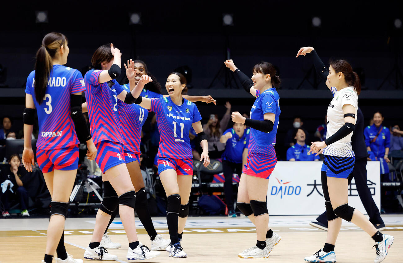 SAGA久光対大阪M　第5セットを取り、勝利したSAGA久光の選手たち（撮影・山本朝陽）