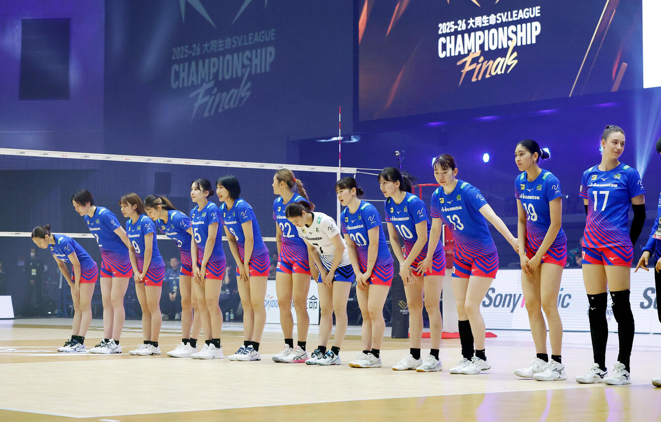 SAGA久光対大阪M　第1戦に勝利し、観客にあいさつを行うSAGA久光の選手たち（撮影・山本朝陽）