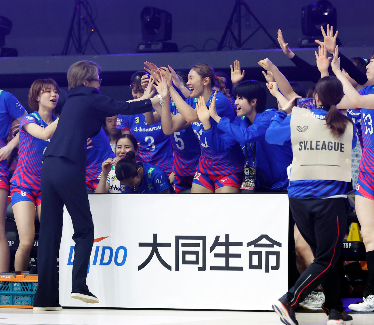 SAGA久光対大阪M　ハイタッチをして選手と喜びを分かち合うSAGA久光中田久美ヘッドコーチ（左から2人目）（撮影・山本朝陽）