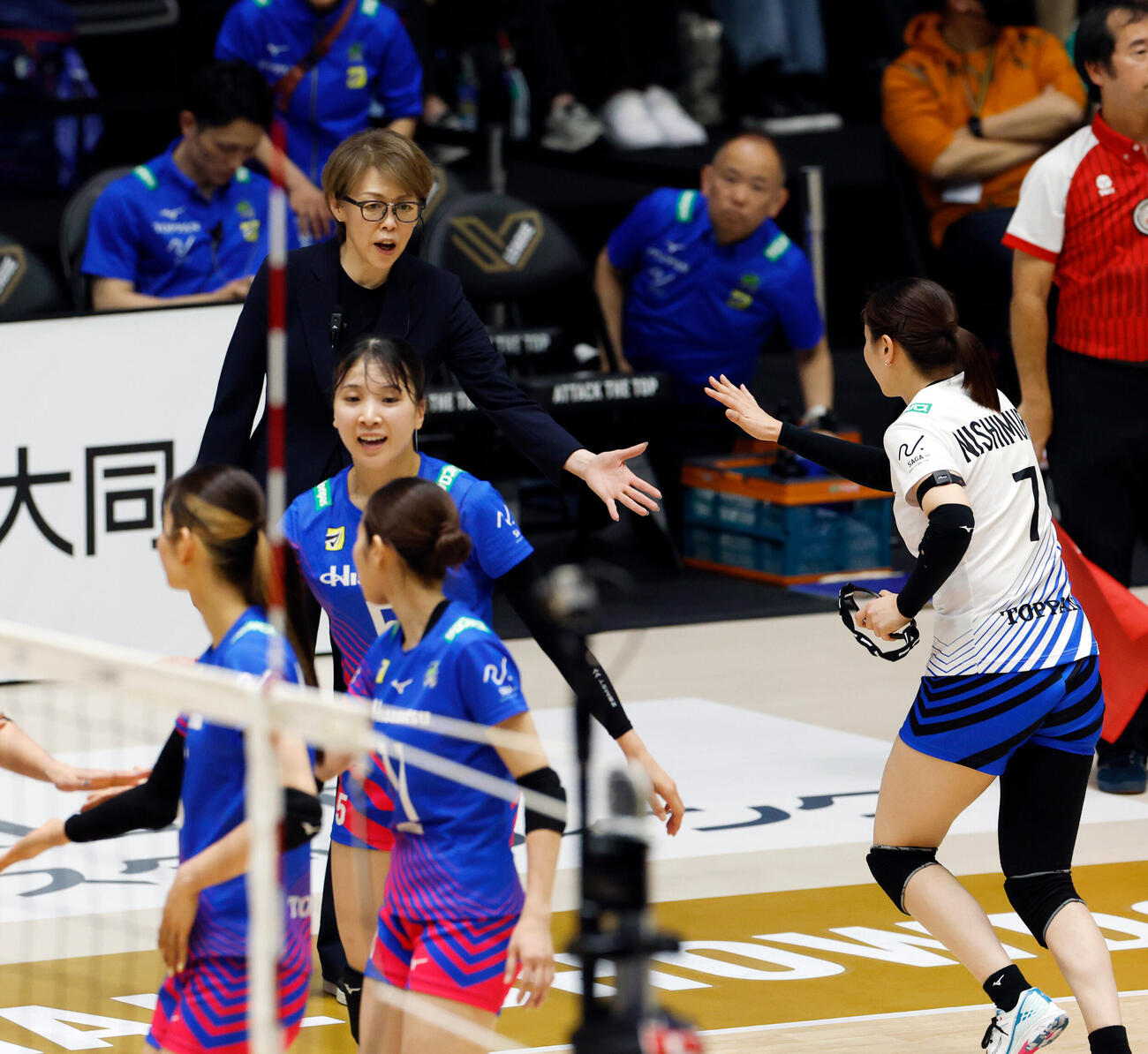 SAGA久光対大阪M　第1セット、西村弥菜美（右）とハイタッチをするSAGA久光中田久美ヘッドコーチ（左奥）（撮影・山本朝陽）