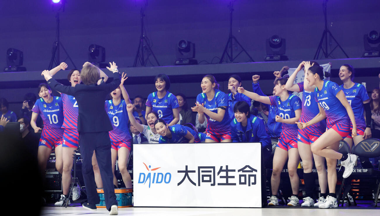 SAGA久光対大阪M　インタビューを終え選手の元へ駆けだすSAGA久光中田久美ヘッドコーチ（左手前）と喜ぶ選手たち（撮影・山本朝陽）
