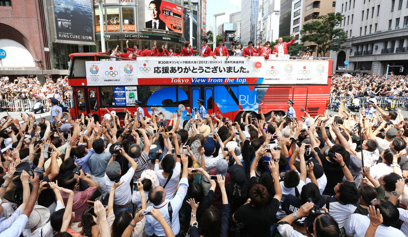 銀座4丁目交差点を埋め尽くした観衆の中をパレードするロンドン五輪メタリストたち（撮影・中島郁夫）