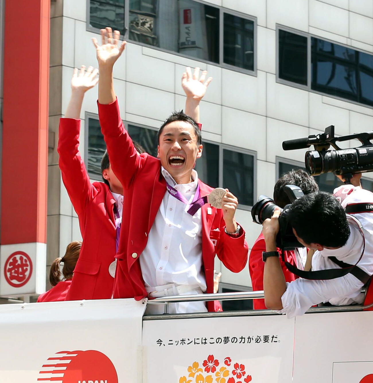 大観衆に満面の笑みで応えるフェンシングの太田（撮影・狩俣裕三）