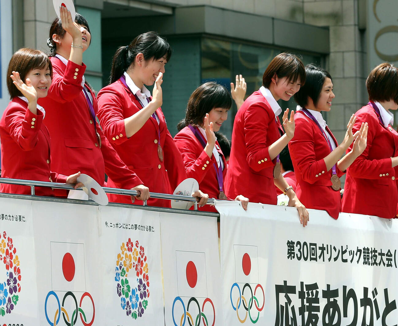 銀座をパレードする左から女子バレーの佐野、大友、荒木、中道、木村、迫田（撮影・狩俣裕三）