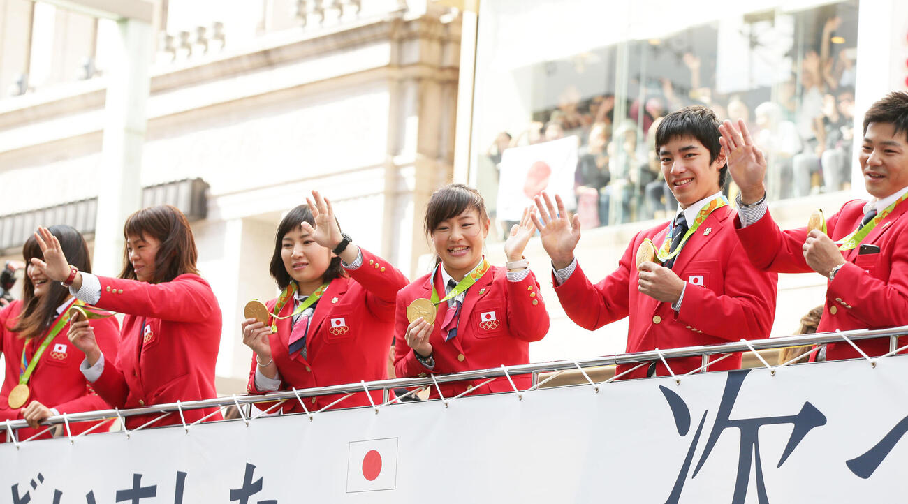 笑顔で手を振る、左からレスリングの伊調、川井、土性、登坂、体操の白井、山室（撮影・足立雅史）