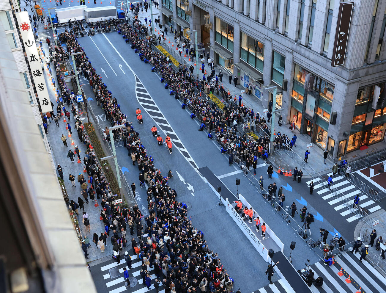 「パリ2024オリンピック・パラリンピックTEAM JAPAN応援感謝イベント」で大勢のファンの中、日本橋をパレードする選手たち（撮影・浅見桂子）