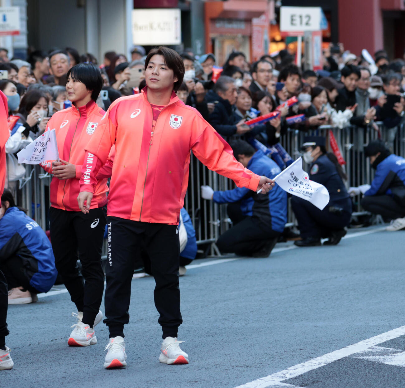 パリ五輪・パラのパレードする柔道男子66キロ級金メダルの阿部（撮影・柴田隆二）