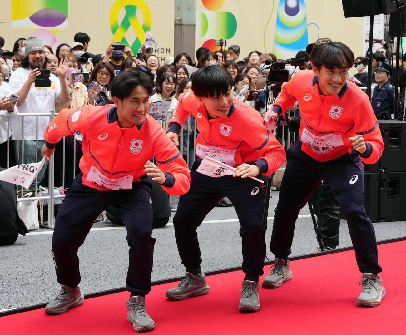 「ミラノ・コルティナ2026冬季オリンピック・パラリンピック応援感謝パレード」　写真に納まる、左から吉永一貴、岩佐暖、渡辺啓太　（撮影・小島史椰）