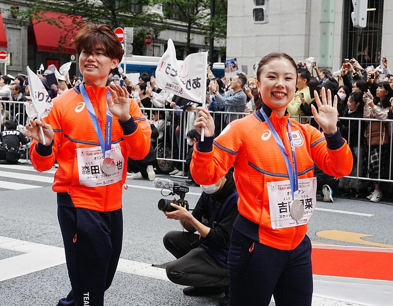 ミラノ・コルティナ冬季五輪パラリンピックのTEAM JAPAN応援感謝パレードに臨む森田真沙也（左）と吉田唄菜（撮影・小沢裕）