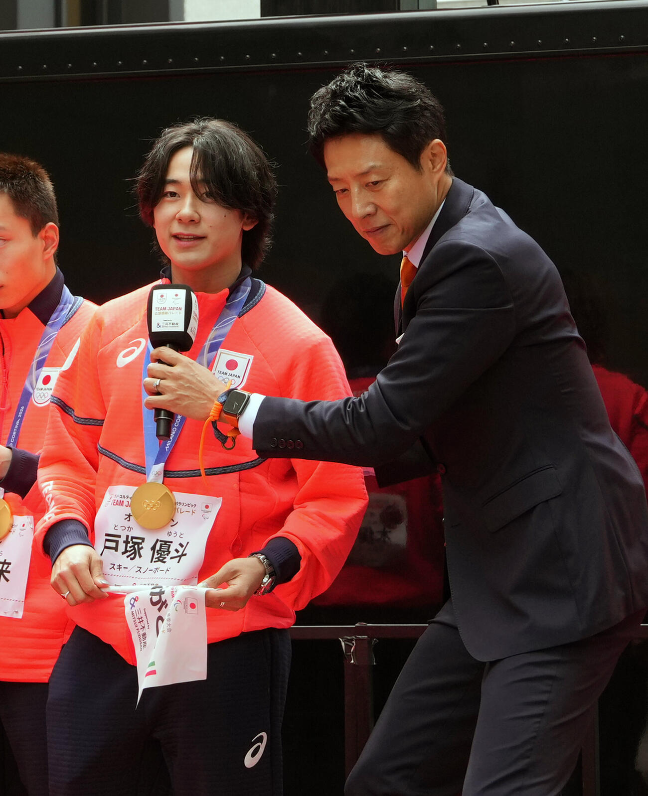 「ミラノ・コルティナ2026冬季オリンピック・パラリンピック応援感謝パレード」　インタビューに答える戸塚優斗（撮影・小島史椰）