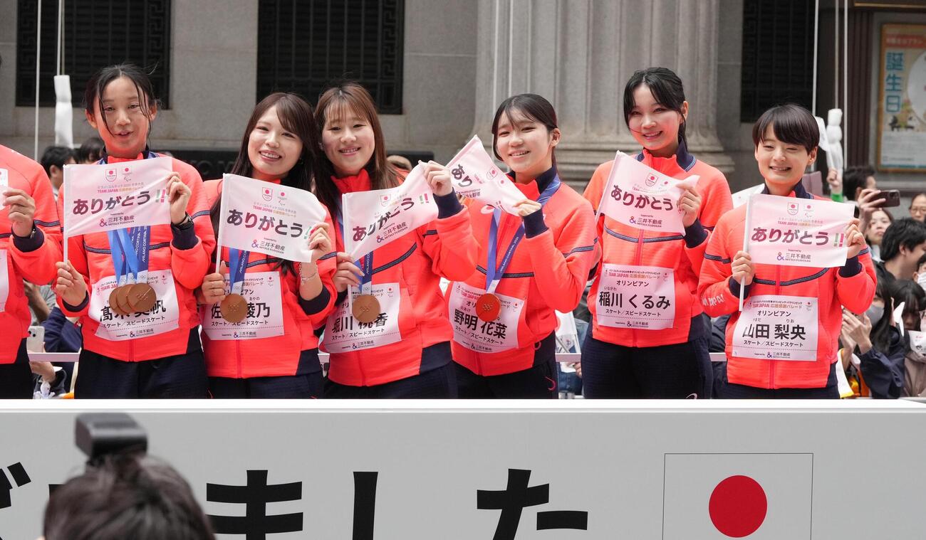 ミラノ・コルティナ冬季五輪パラリンピックのTEAM JAPAN応援感謝パレードに臨む、左から高木美帆さん、佐藤綾乃、堀川桃香、野明花菜、稲川くるみ、山田梨央（撮影・小沢裕）