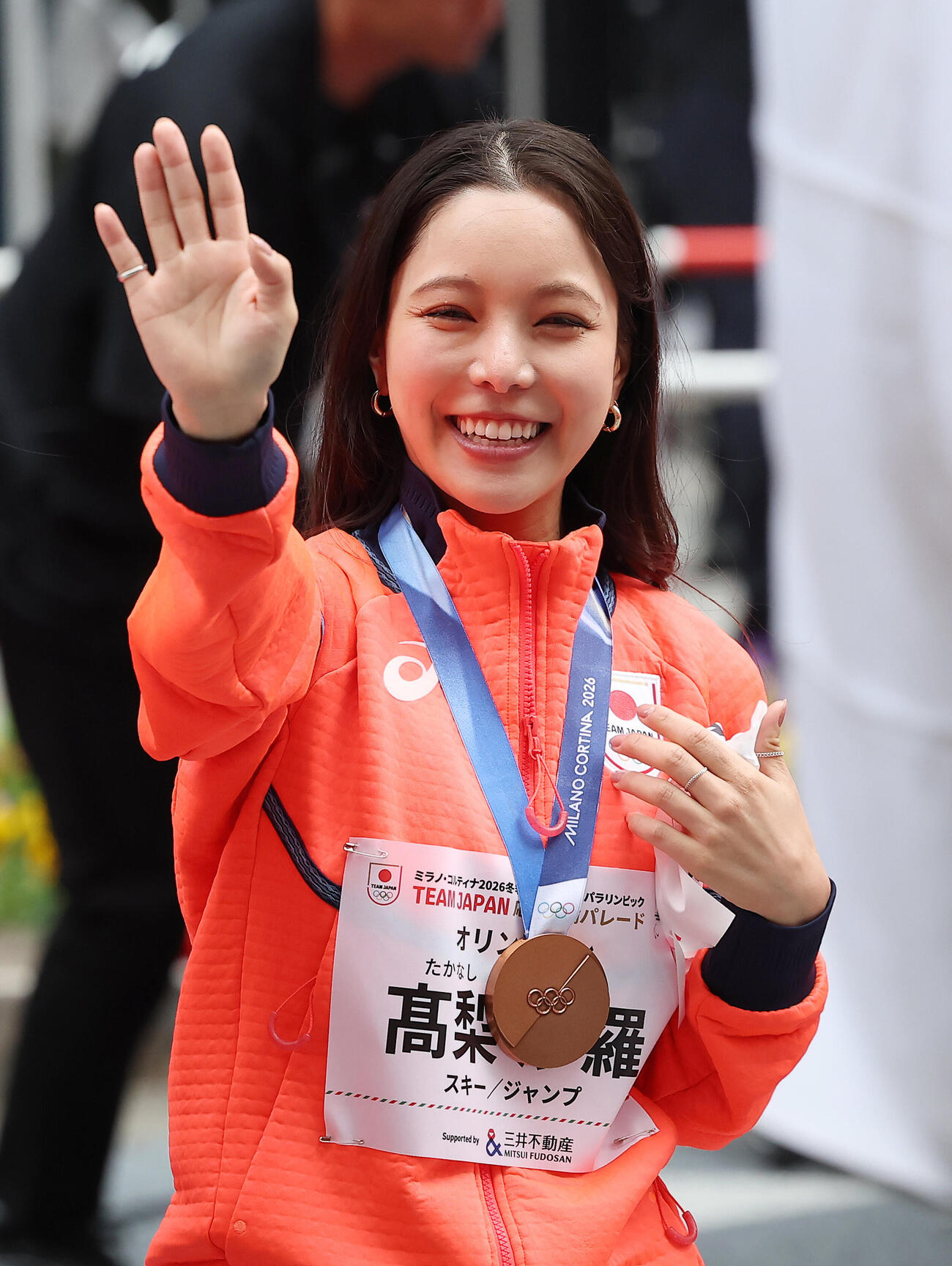 笑顔で手を振る高梨沙羅（撮影・河田真司）