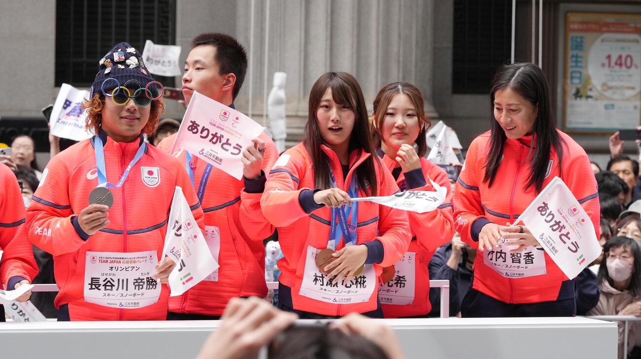 ミラノ・コルティナ冬季五輪パラリンピックのTEAM JAPAN応援感謝パレードに臨む、左から長谷川帝勝、木村葵来、村瀬心椛、小野光希、竹内智香さん（撮影・小沢裕）
